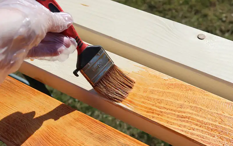 Чем лучше всего обработать дерево на улице?